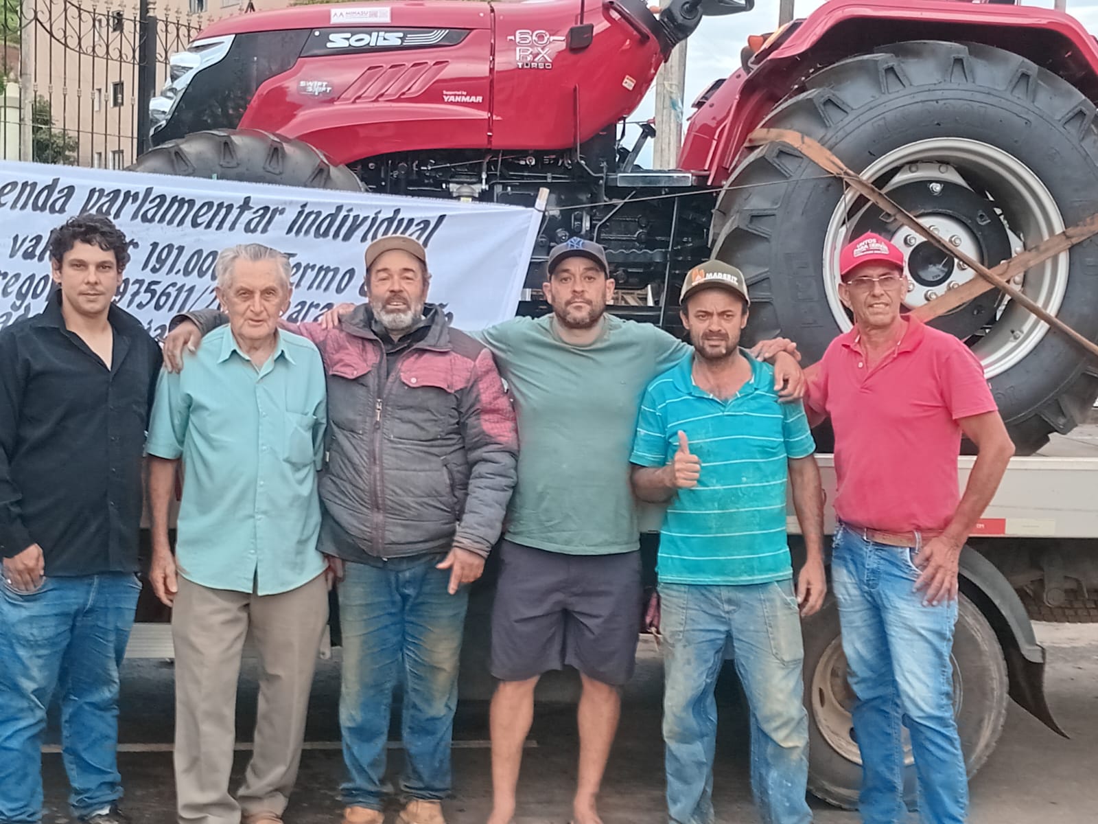 Entrega do trator agrícola — membros da APROCAMA recebem o equipamento